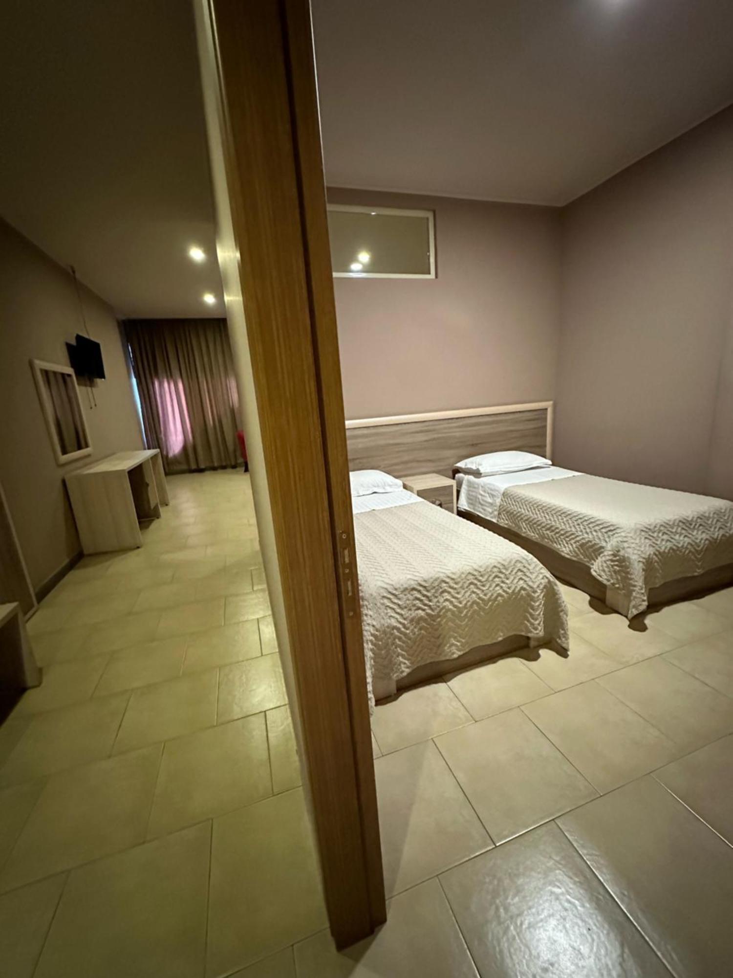 Hotel Terminal Tirana Bregu i Lumit Kültér fotó