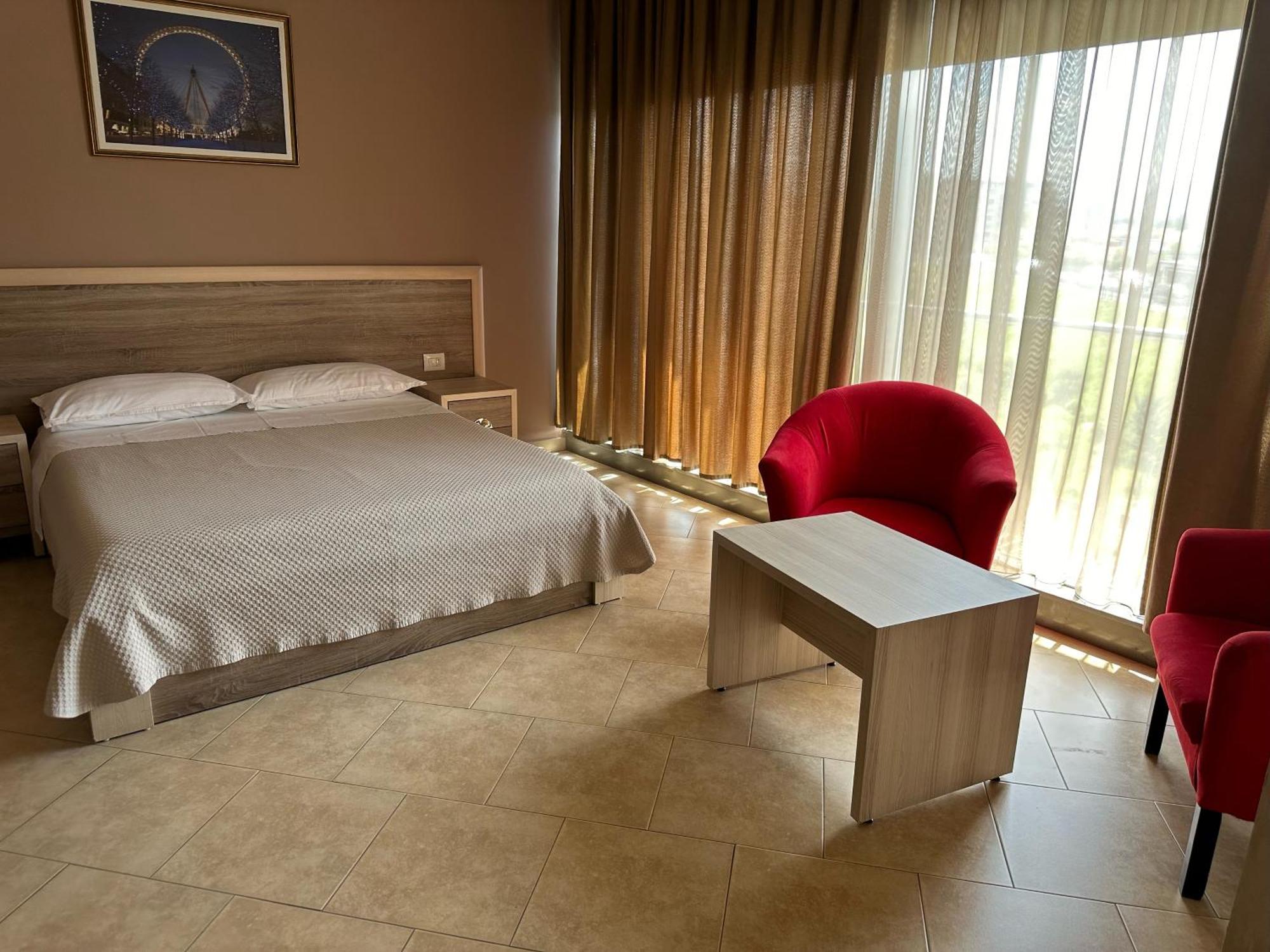 Hotel Terminal Tirana Bregu i Lumit Kültér fotó